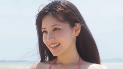 花咲楓香、砂浜のビキニ美女