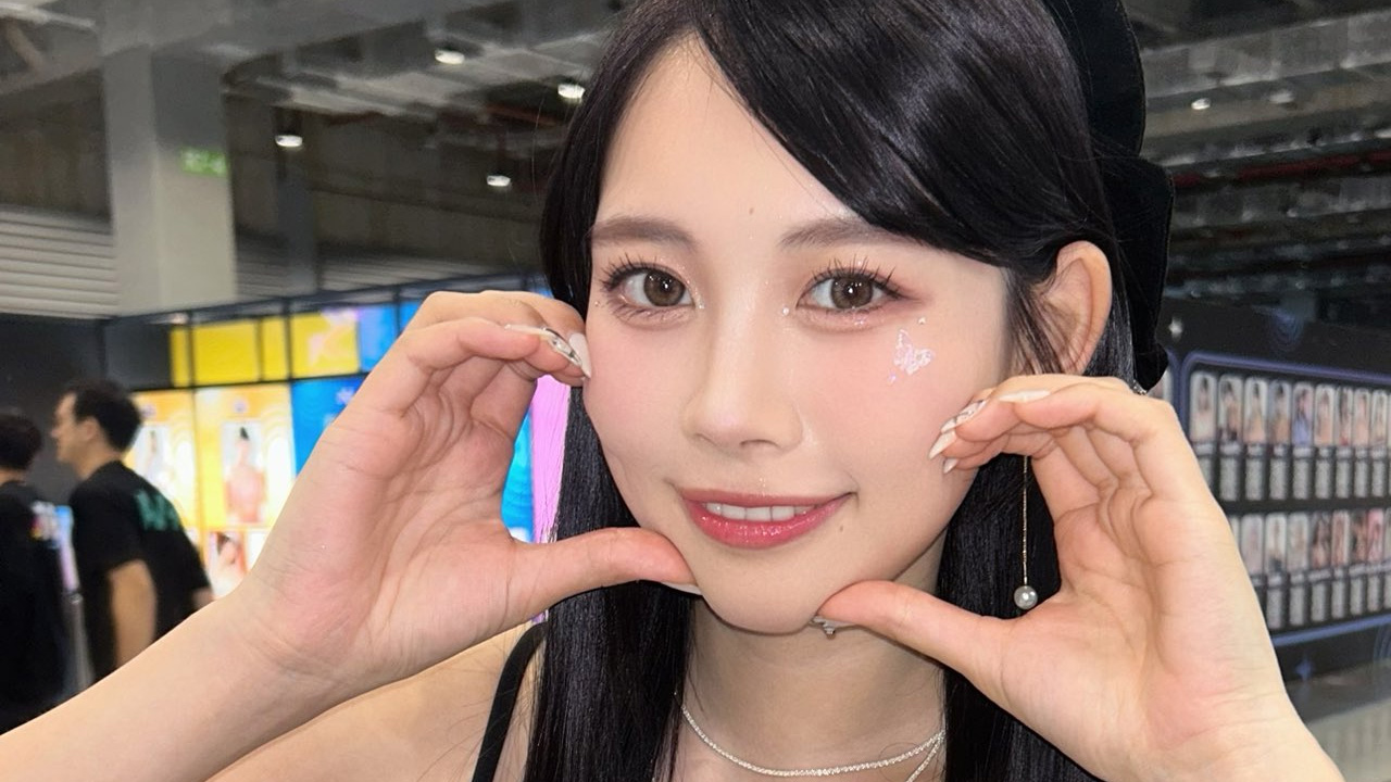 篠見星奈、にっこりと大ボリュームの画像1