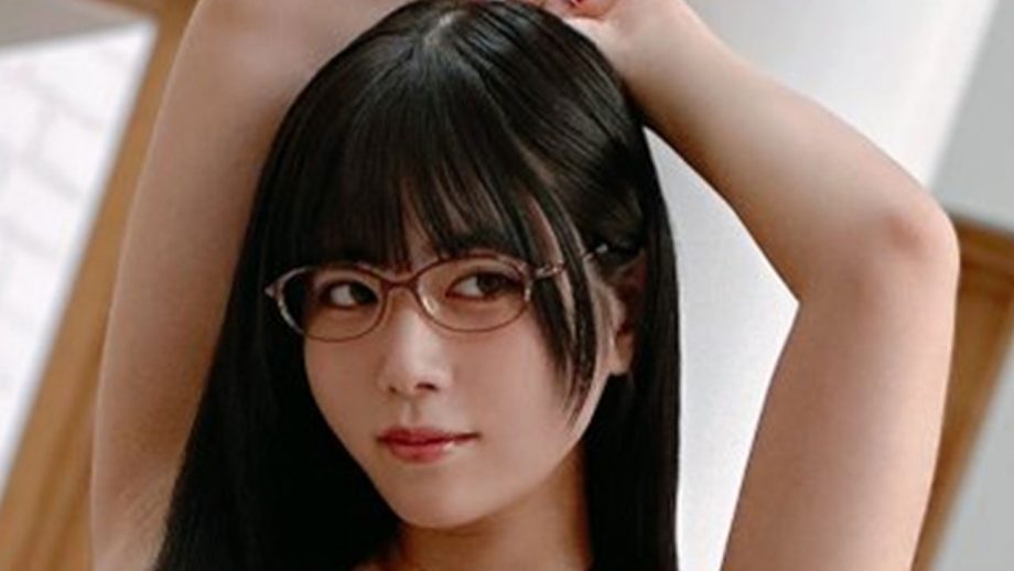 東雲うみ、黒ビキニ眼鏡