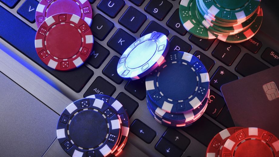 令和ロマン高比良は活動自粛…芸人オンラインカジノ問題、仕事失うのは「やむなし」なのか