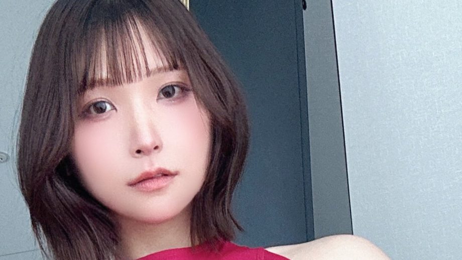 あまつまりな、鋭角ローズピンク