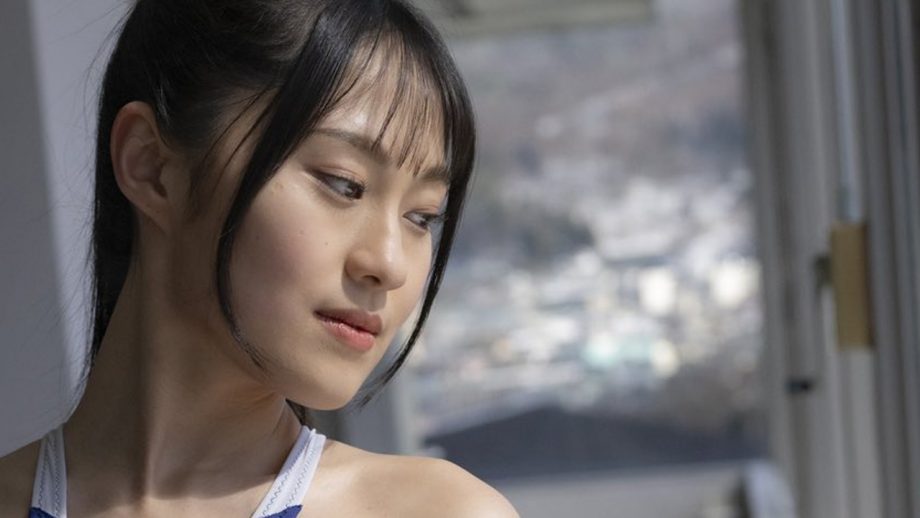 藤原ナミ、艶やかに穴あき競泳スタイル