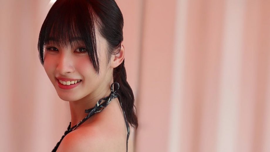 プラダ水着の沖侑果