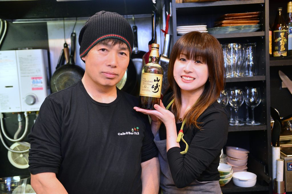 ファブの店長の山口さん(左)、スタッフの渡邊さん(右)