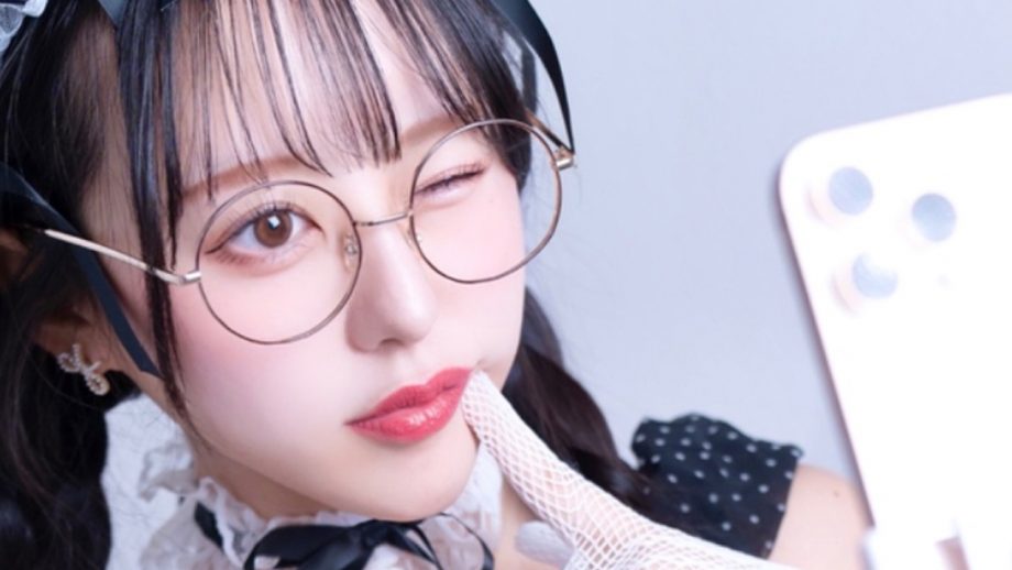 みなぽち、丸メガネむっちりメイド