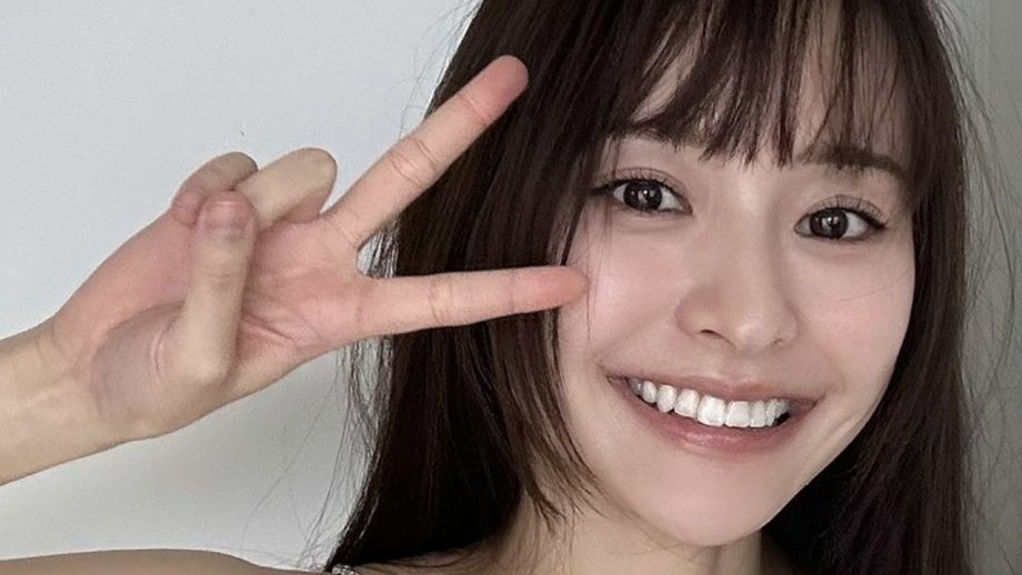 高崎かなみ、笑顔で凄い衣装