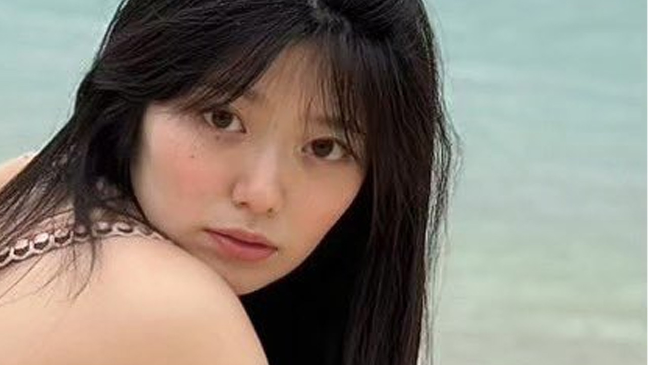 山田かな、はだけヒップラインの画像1