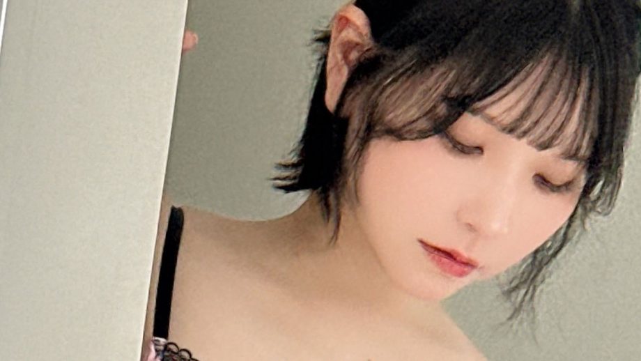 あまつまりな、白肌ランジェリー