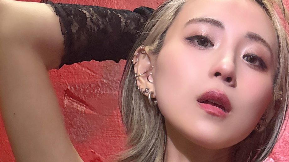 つんこ、クールに濡れ色香