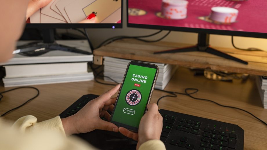 日本では吉本芸人、米国では高校生　オンラインカジノの深い闇