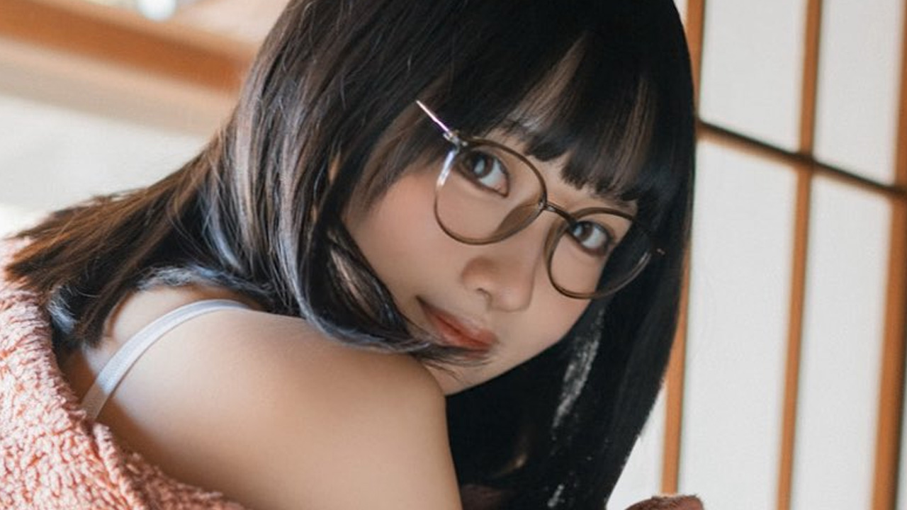 小倉あずさ、触りたくなる白ヒップの画像1
