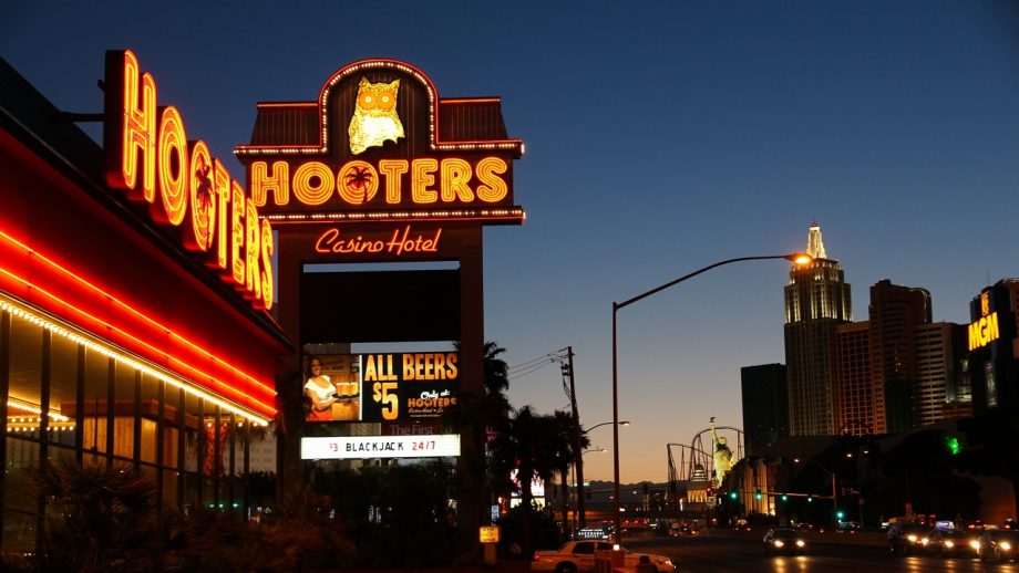 相次ぐ「ファミレス」の経営破綻　岐路に立つ外食産業　値上がりに消費者ソッポ