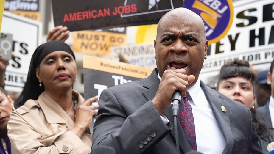 マスクした捜査員、移民収容センターに「不法侵入」した市長を逮捕