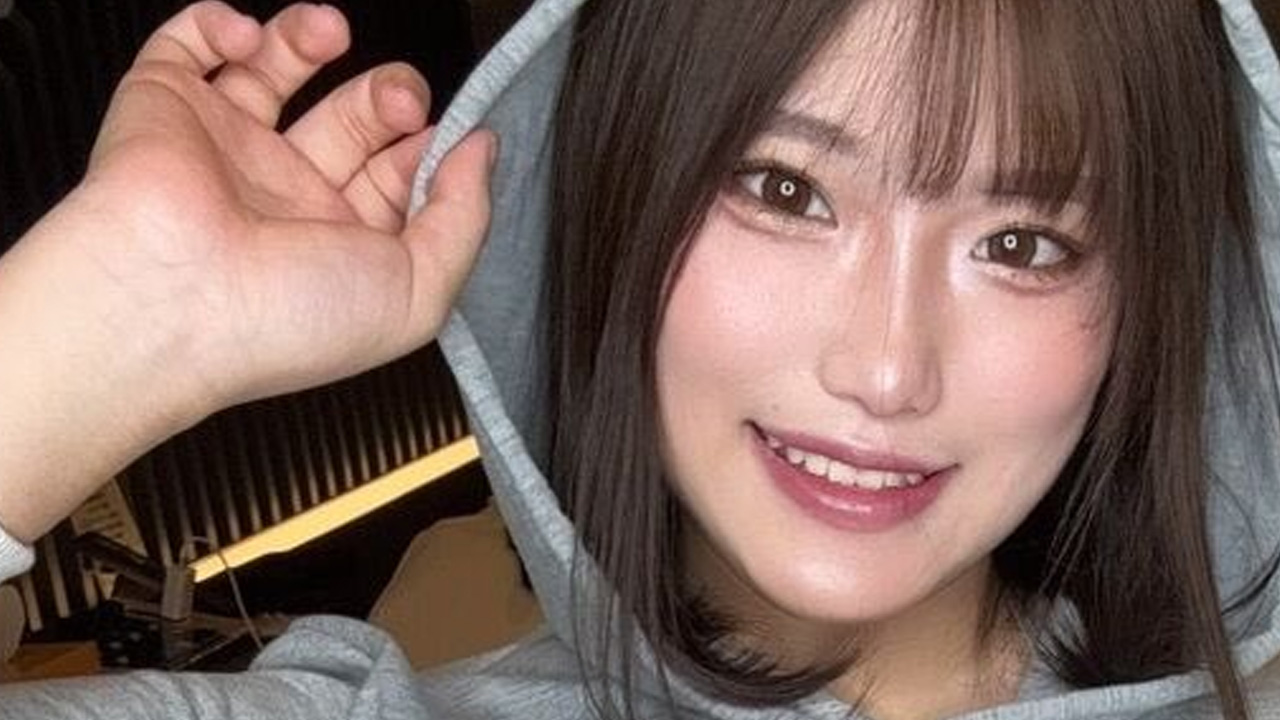 橘あさひ、上だけのパーカーの画像1