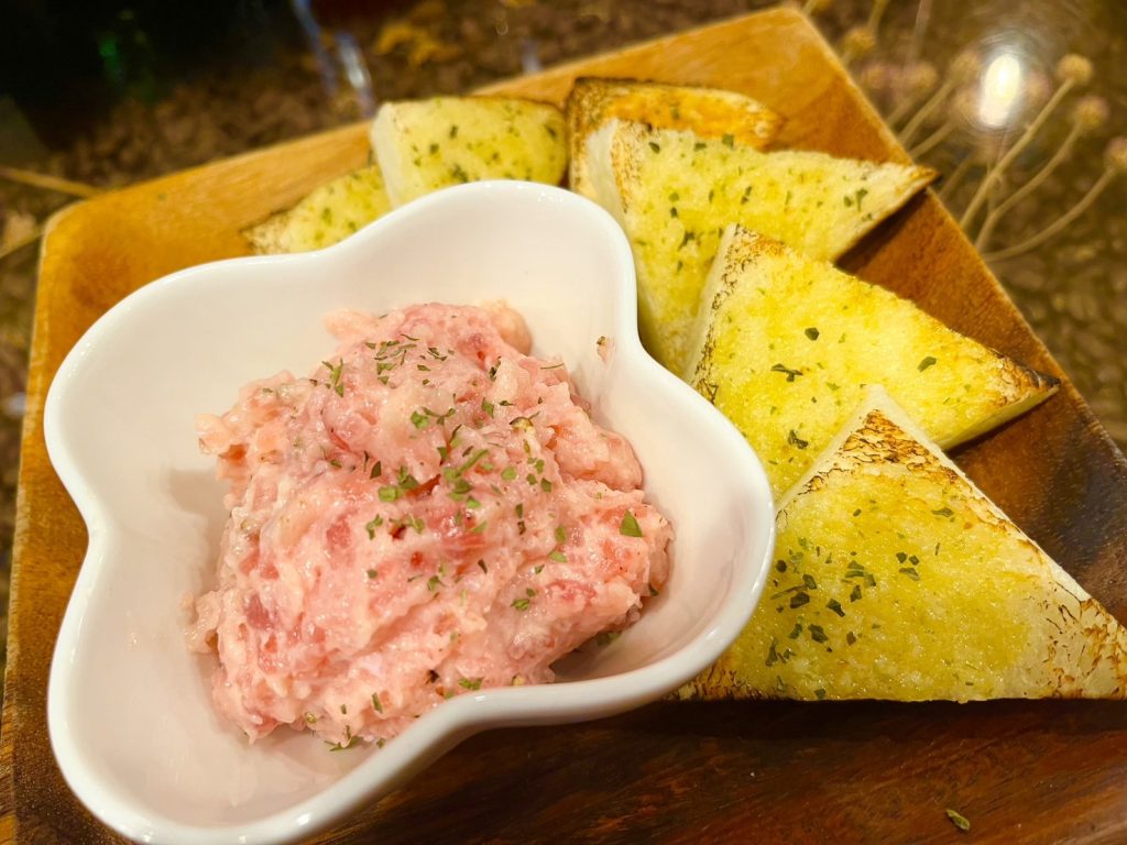 マグロのタルタルガーリックトースト