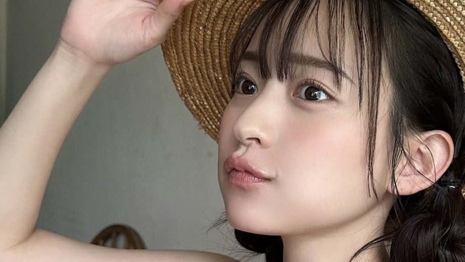 高崎かなみ、麦わらの白ビキニ