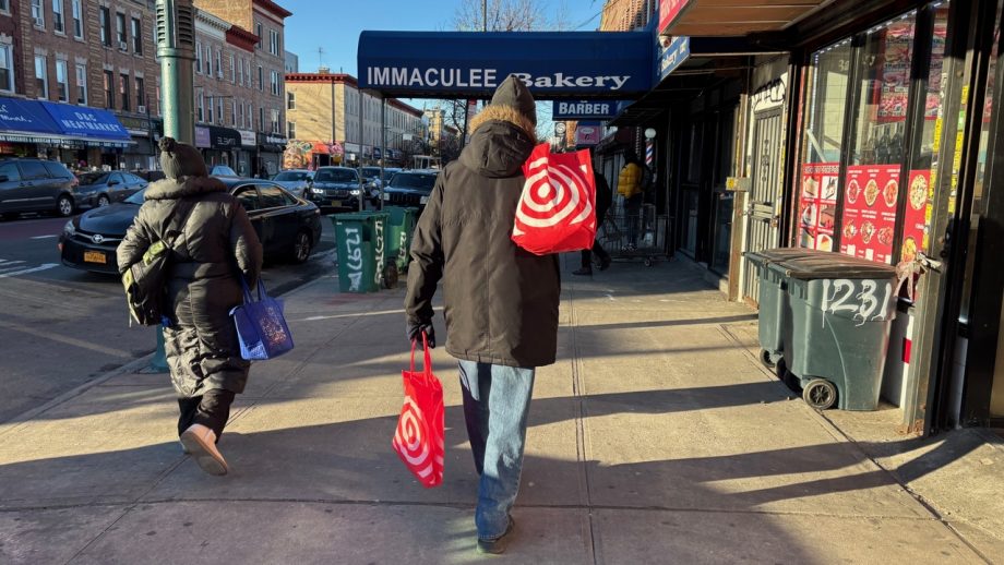 「みんなが持っている、あの赤いバッグは何？」　NYで日本人観光客が見つけた袋の正体は…