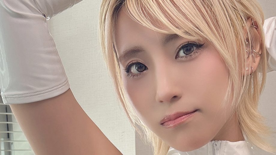 つんこ、魅惑のハイレグ谷間ワキ