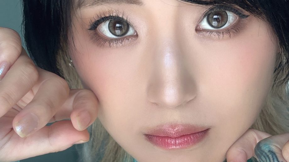 つんこ、鮮烈な視線