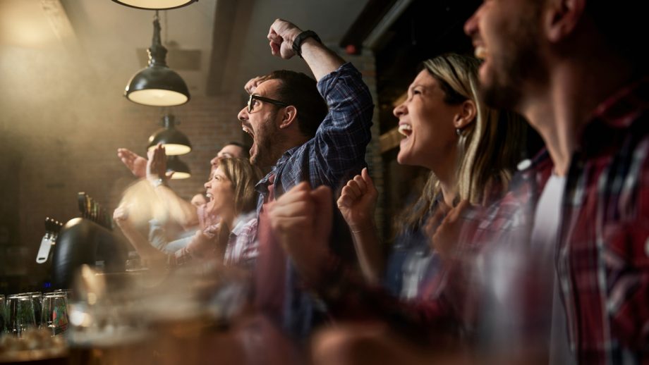 スポーツバーが「恋愛リアリティーショーバー」に変身し大盛況⁉