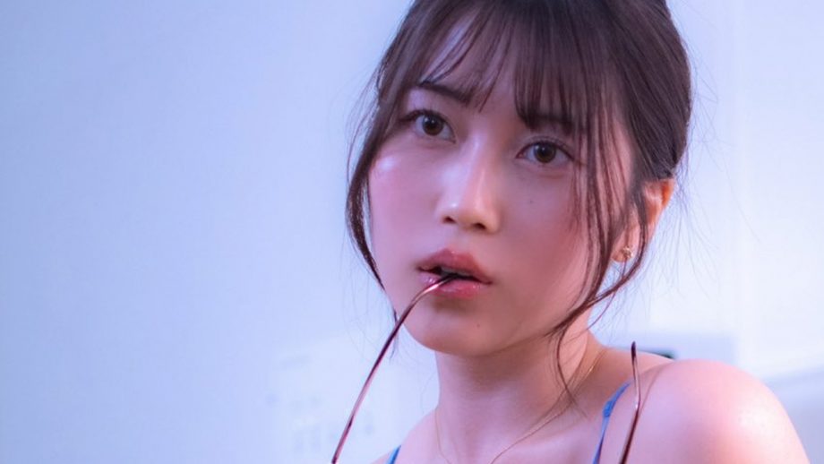 伊織いお、色っぽ咥えメガネ
