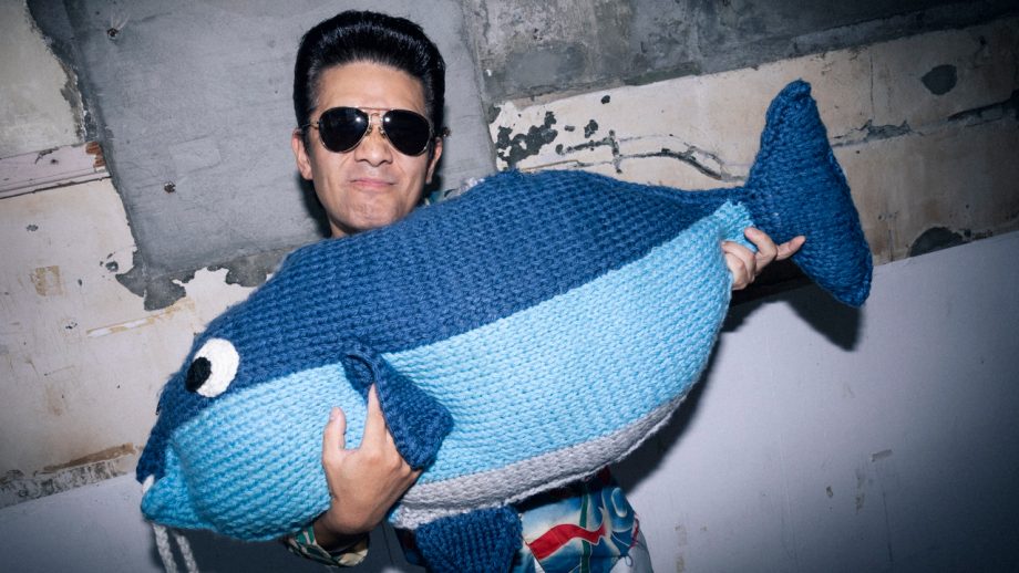 見た目は完全に任侠…だけど特技は”編み物”!?　50歳を迎えたアイパー滝沢が編んできた世界にひとつだけのマグロ、手錠、入れ歯、目出し帽