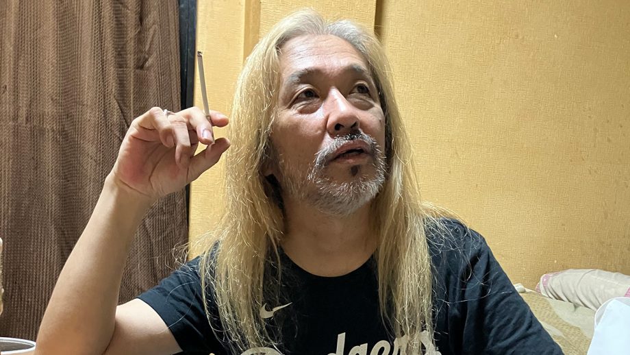 “迷惑系ギタリスト”屍忌蛇が「頭の中身とエフェクターケースの中身」をブチまける！