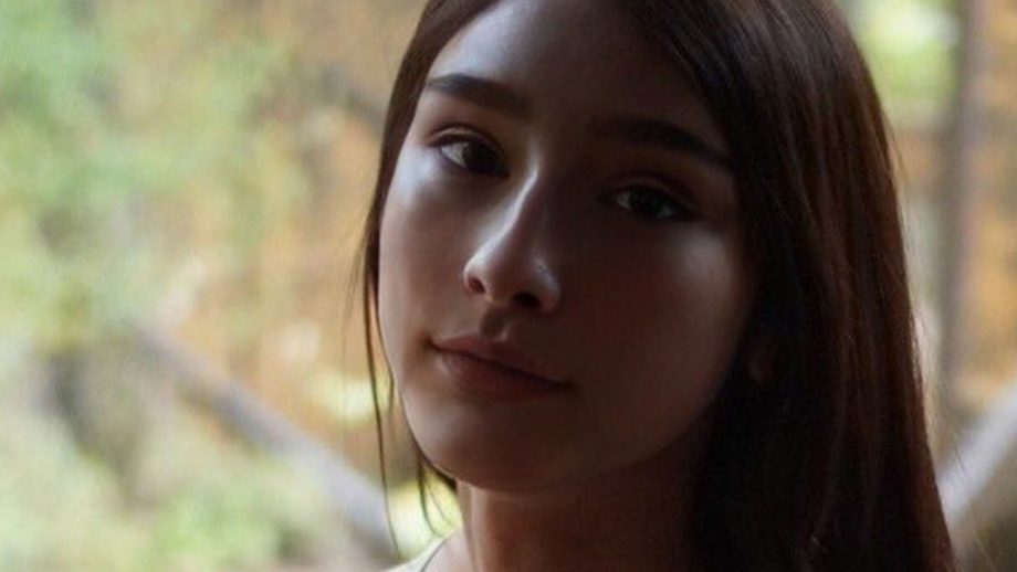 ナターシャ・アナニアシビリ、お忍びスク水入浴