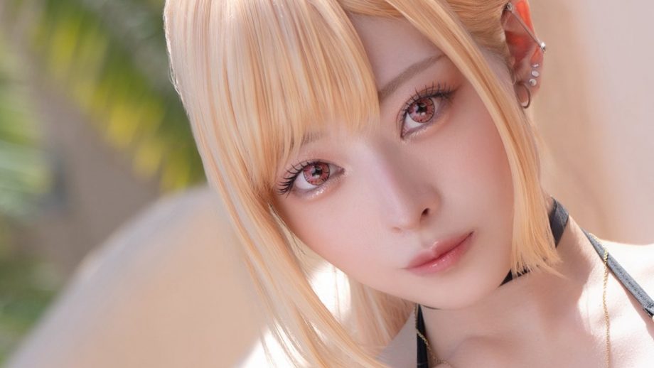 あやリる、真夏の金髪ビキニ