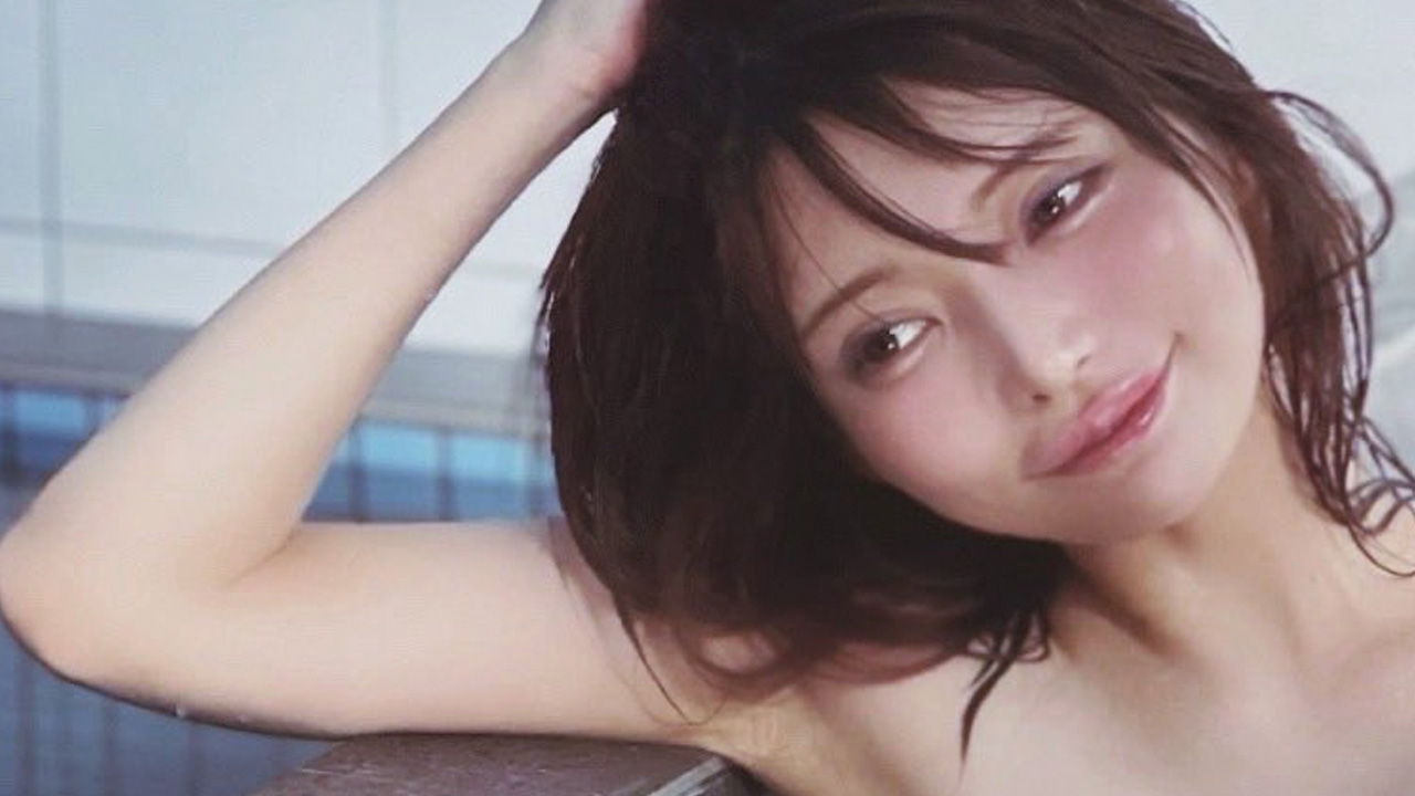 似鳥沙也加、ニコリと色っぽくの画像1