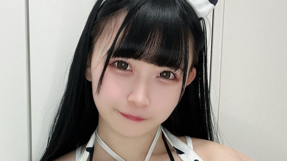 拍羽想、猛烈マイクロ水着