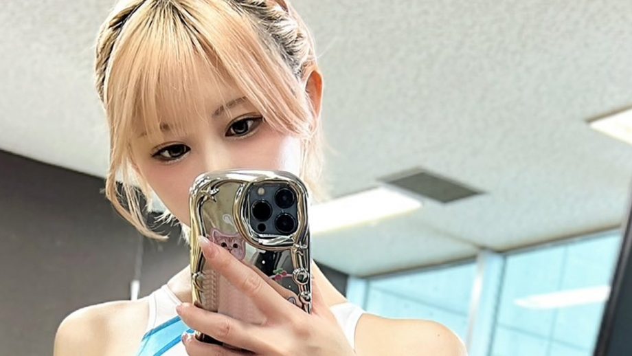 篠崎こころ「競泳水着の最強曲線美」