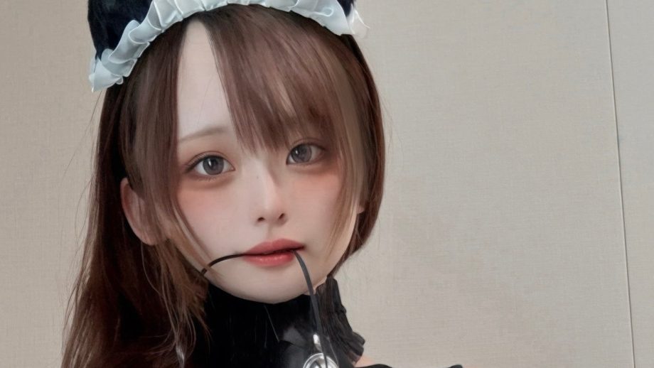 天然水、黒タイツ透けムチ咥えメイド