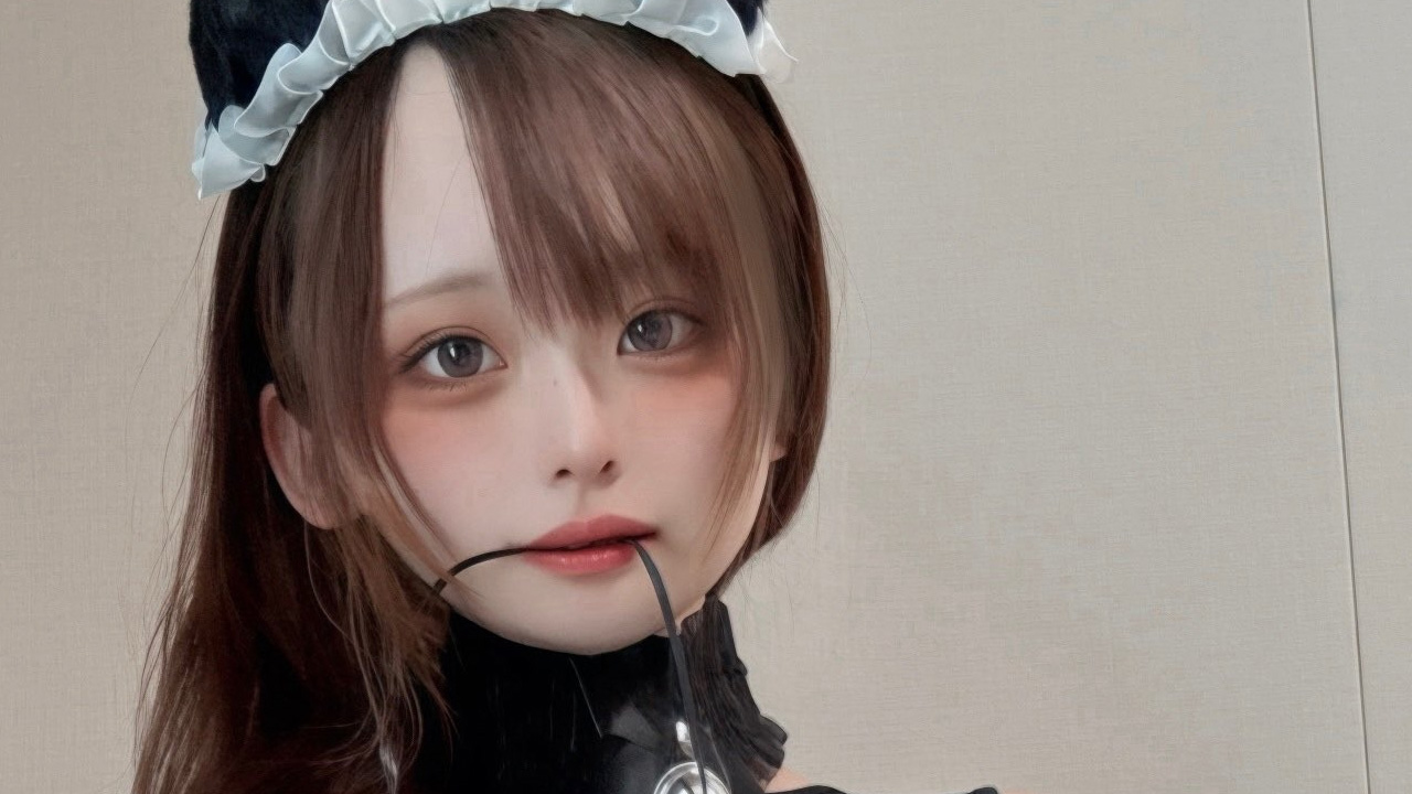 天然水、黒タイツ透けムチ咥えメイドの画像1