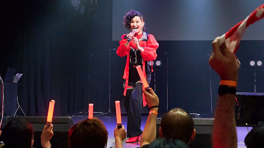 「一万年と二千年前から愛してる」AKINOが繋ぐ国境を越えるアニソンのメッセージ