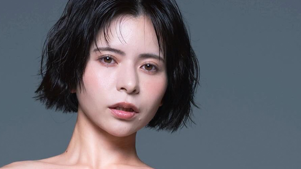 紅羽祐美、フルヌード前の脱ぎかけの画像1