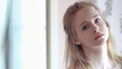 ジェマ・ルイーズ、鏡越しの魅惑