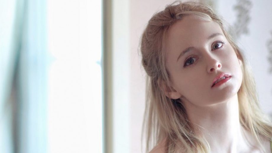 ジェマ・ルイーズ、鏡越しの魅惑