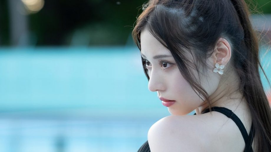 佐野エリカ、変形水着で日焼け跡