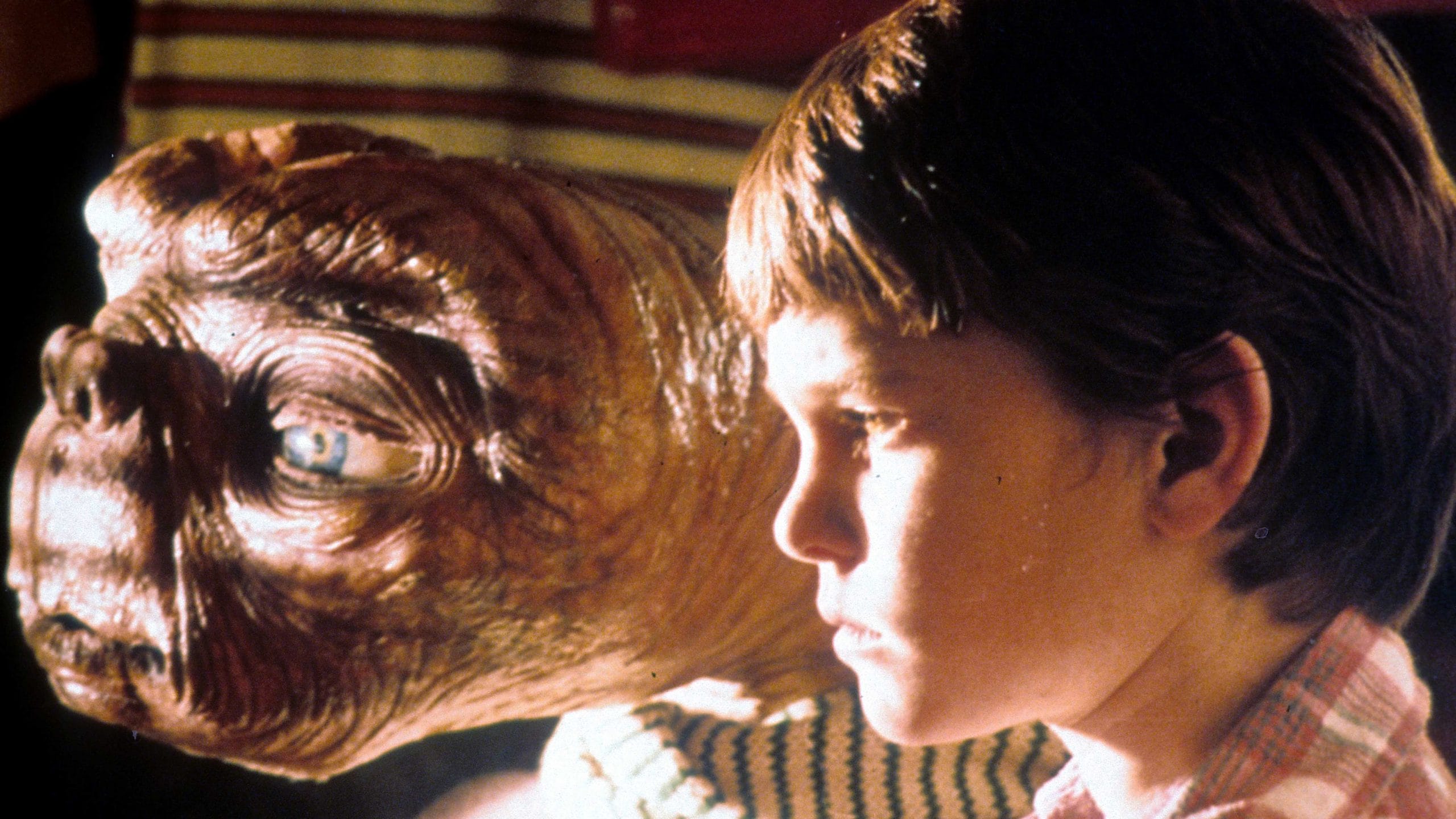 「白いスピルバーグ」の代表作『E.T.』放映 その後は「黒スピ」化したハリウッドの巨匠の画像1