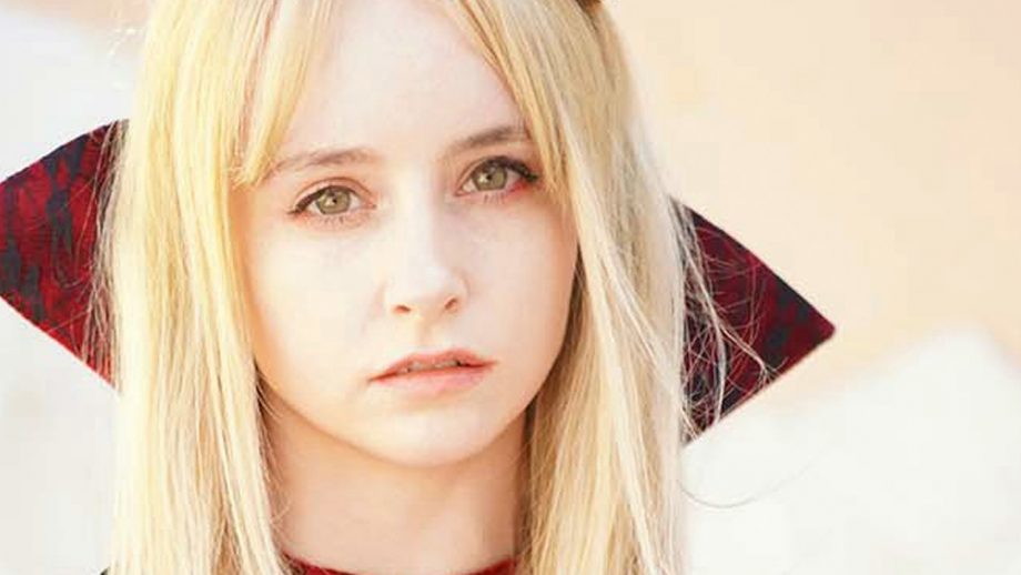 ジェマ・ルイーズ「ヤンキー座り吸血鬼」