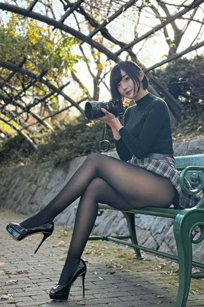 あやちゃも、黒ストとカメラ女子の画像2