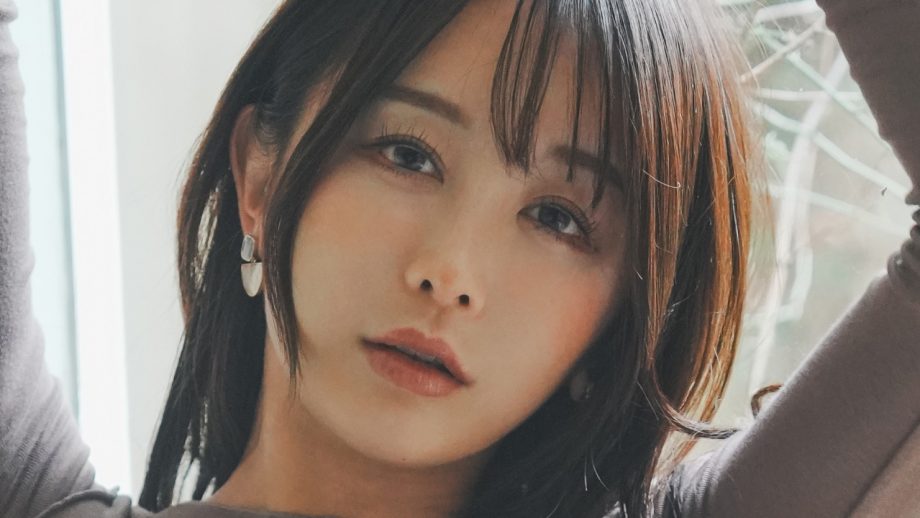 いくみ｜薄明の窓辺