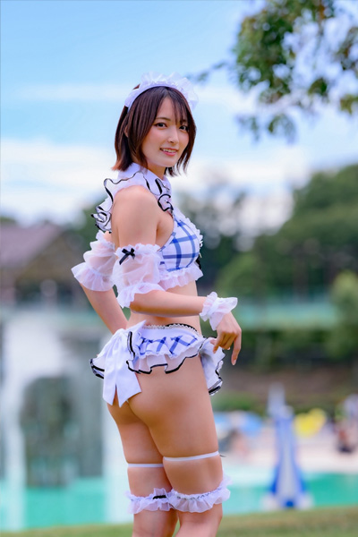 宇佐美彩乃「ビキニメイドの無防備な下半身」の画像2