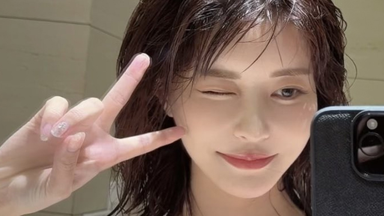 岸明日香、国宝級ピース自撮りの画像1