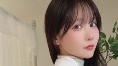 けんけん｜白い部屋の硝子越し