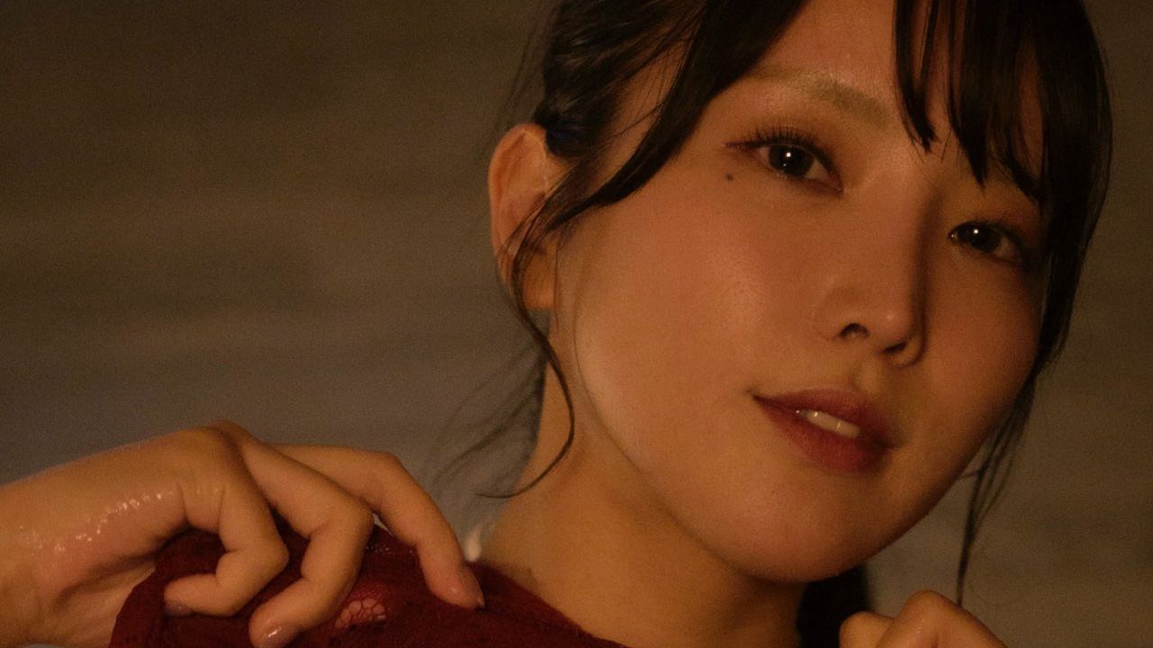 久瑠美にな｜紅の灯り、夜の入り口の画像1