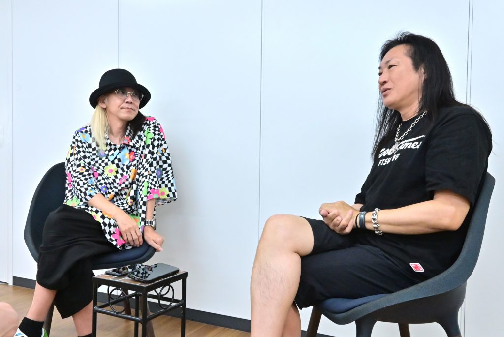 GargoyleのKIBA(左)、SEX MACHINEGUNSのANCHANG(右)