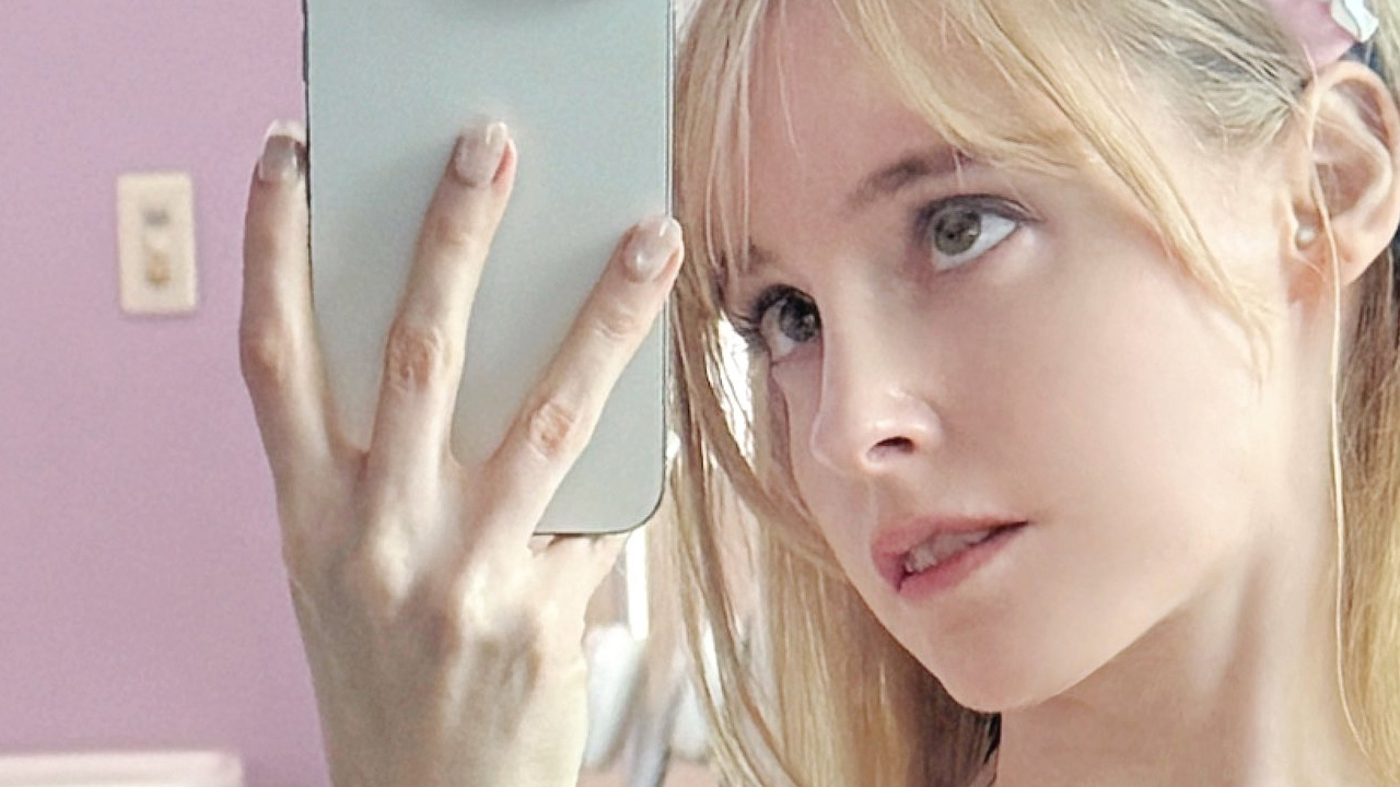 ジェマ・ルイーズ、ランジェリーメイドの妖精自撮りの画像1