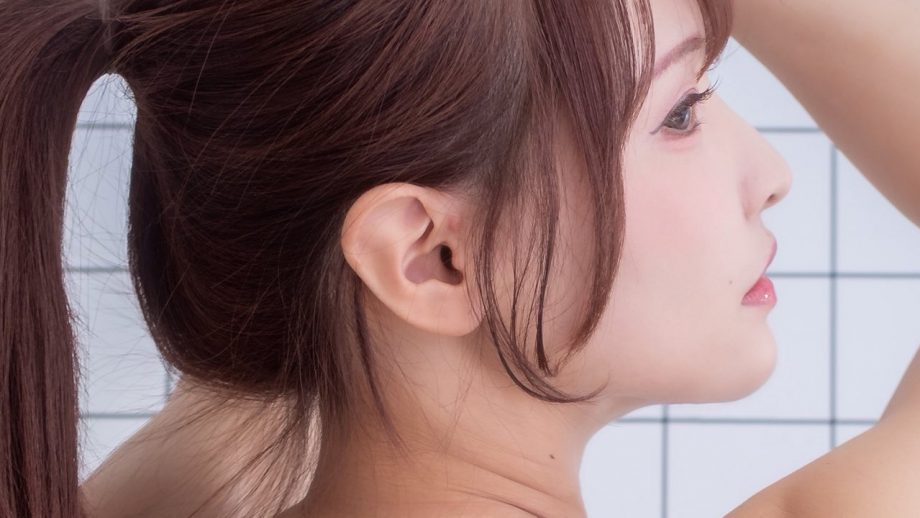 鬼木このは、万バズの美背中